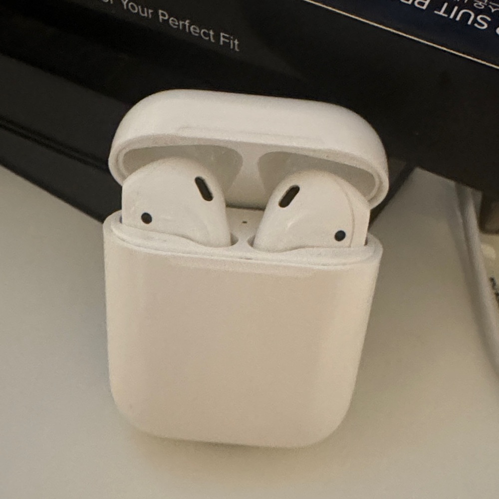 Apple White Wireless Earbuds with Case and box
